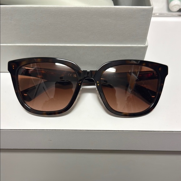 Burberry sunglasses never worn . Large Wayfair style - Picture 1 of 7
